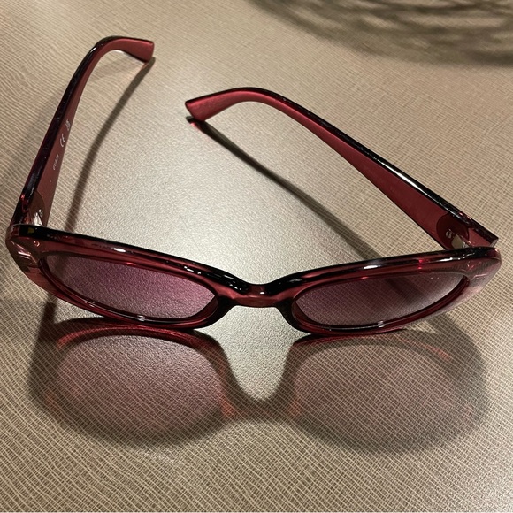 GUESS Burgundy Oval Sunglasses - Picture 2 of 6